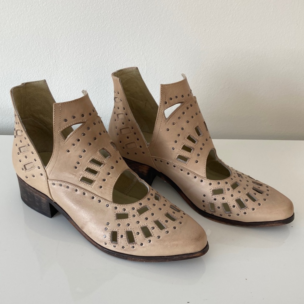 Sbicca leather ankle cutout booties with studs in cream size 7